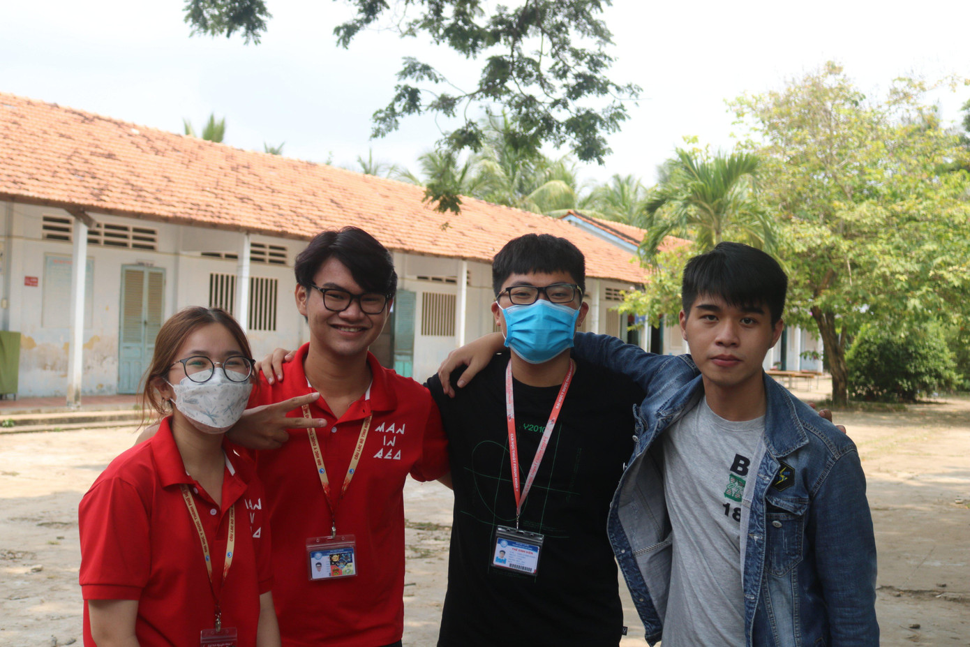 Minh Khang tham gia tình nguyện cùng Câu lạc bộ Tình nguyện Khoa Y tại Bến Tre. Minh Khang tham gia tình nguyện cùng Câu lạc bộ Tình nguyện Khoa Y tại Bến Tre.