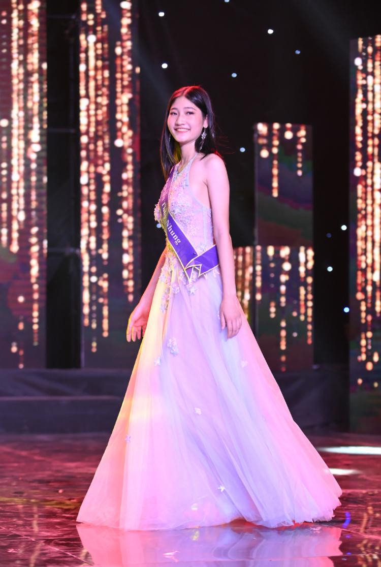 Thùy Nhung rất tâm đắc với câu nói: “Hãy theo đuổi đam mê rồi thành công sẽ đuổi theo bạn.” Thùy Nhung rất tâm đắc với câu nói: “Hãy theo đuổi đam mê rồi thành công sẽ đuổi theo bạn.”