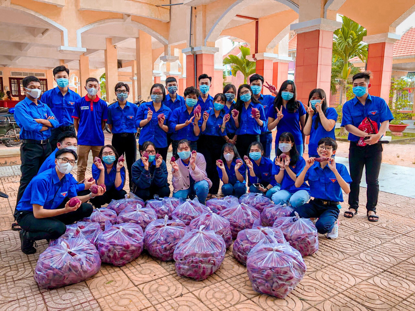 Lê Vy còn tích cực tham gia các hoạt động tình nguyện do Đoàn trường và địa phương phát động.