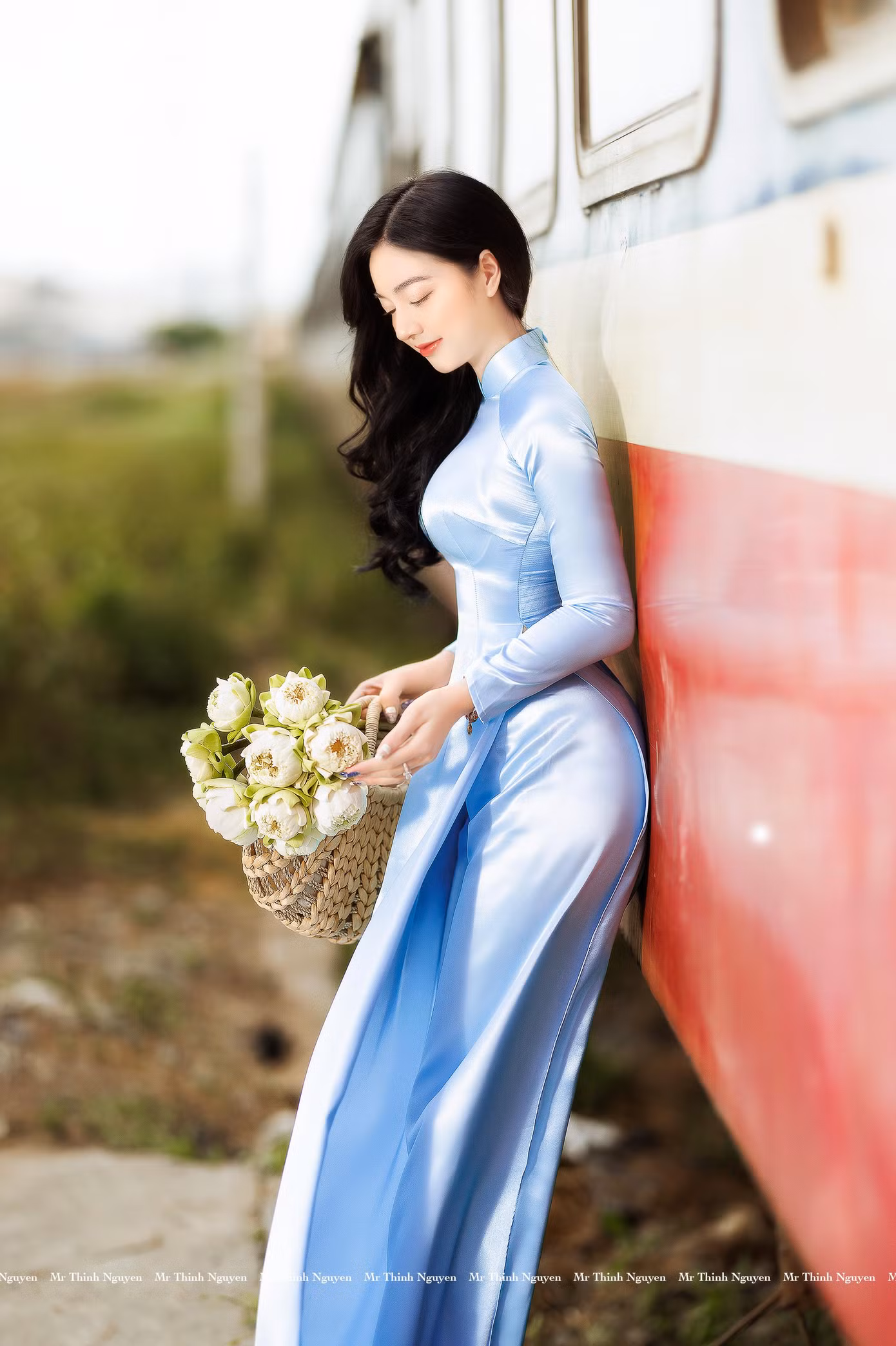 Quỳnh Trâm lựa chọn áo dài xanh nền nã để chụp ảnh Tết.