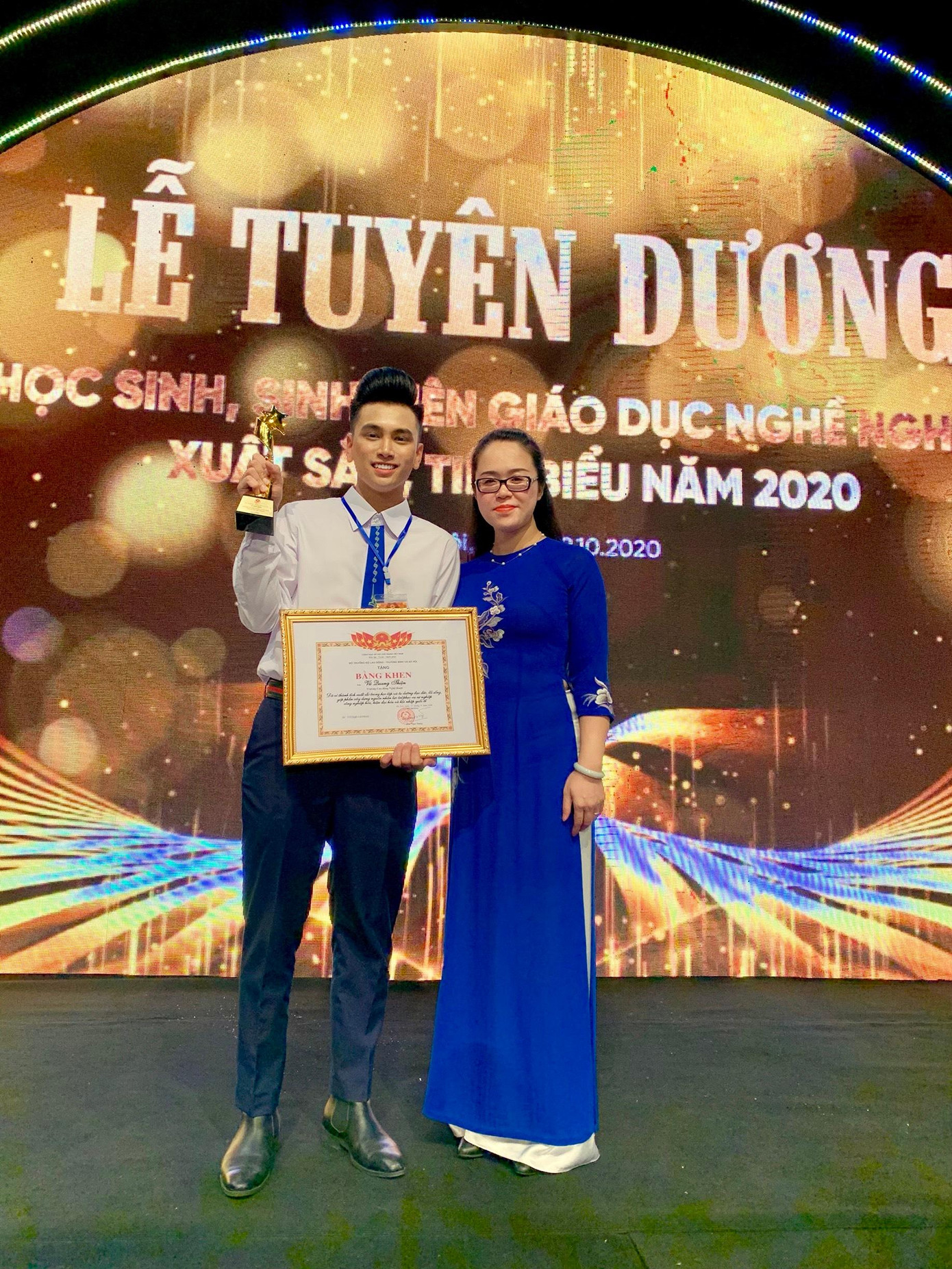 Nhận bằng khen từ NSƯT Dương Minh Ánh - Hiệu trưởng trường CĐ Nghệ thuật HN - Đại biểu Quốc Hội HN.