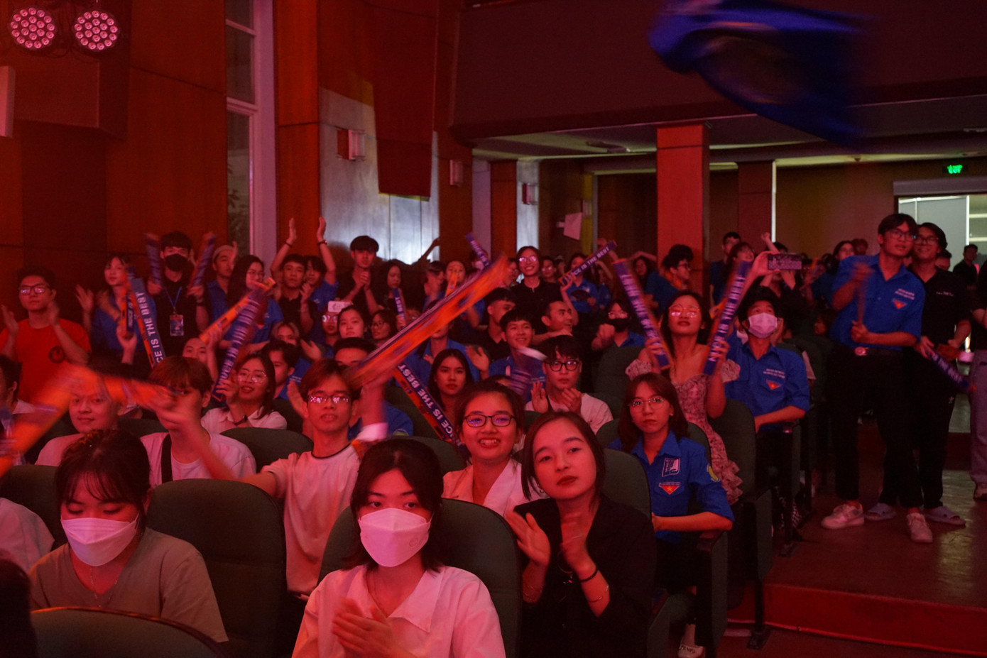 Sự cổ vũ nồng nhiệt từ cổ động viên. Sự cổ vũ nồng nhiệt từ cổ động viên.