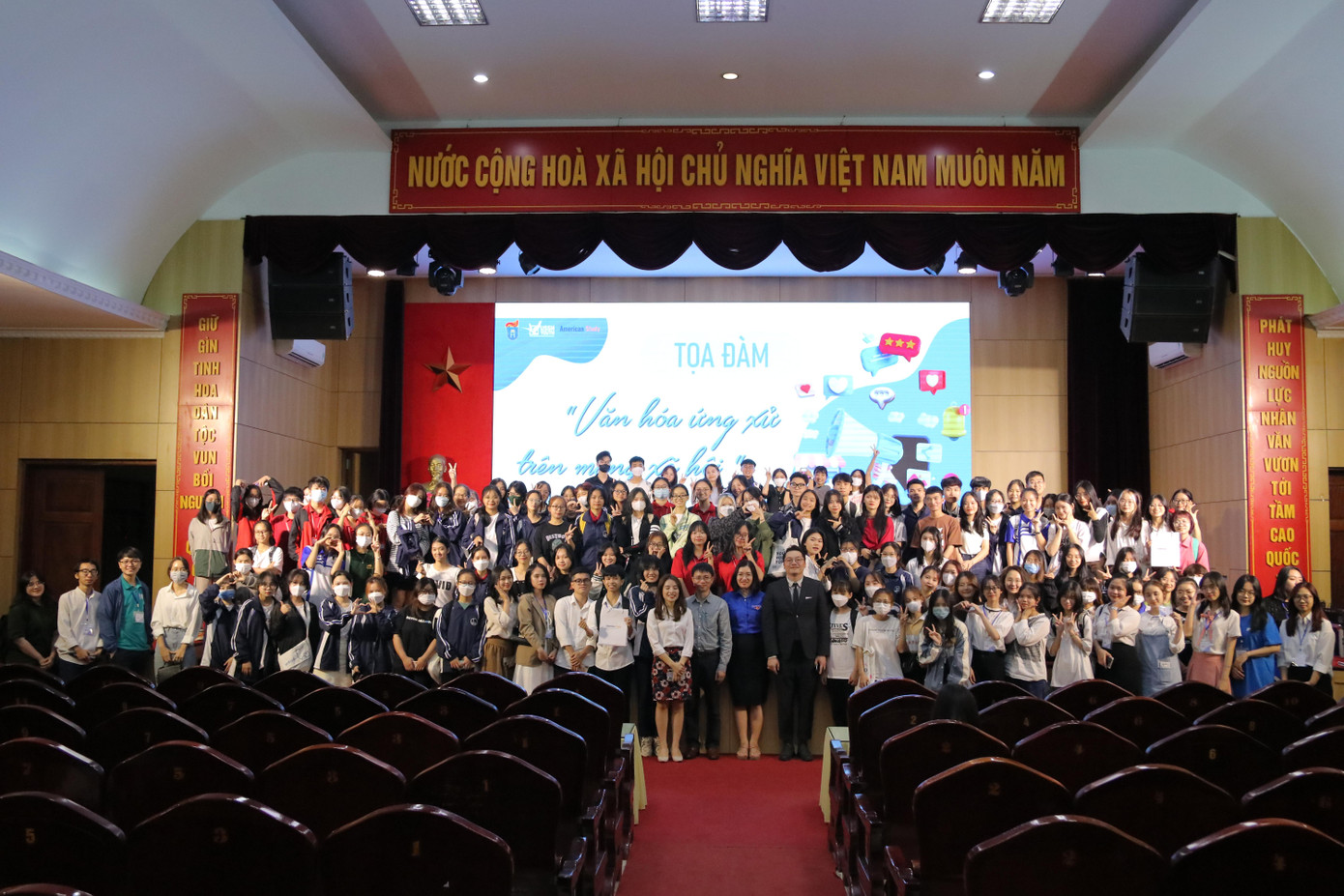 Các diễn giả chụp ảnh lưu niệm cùng ban tổ chức và đông đảo các bạn sinh viên. Các diễn giả chụp ảnh lưu niệm cùng ban tổ chức và đông đảo các bạn sinh viên.