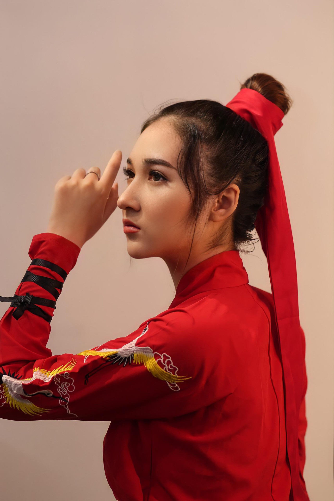 Với chiều cao nổi bật 1m70, vóc dáng cân đối và vẻ đẹp lai tây, Hạ Linh đã bén duyên với nghệ thuật.