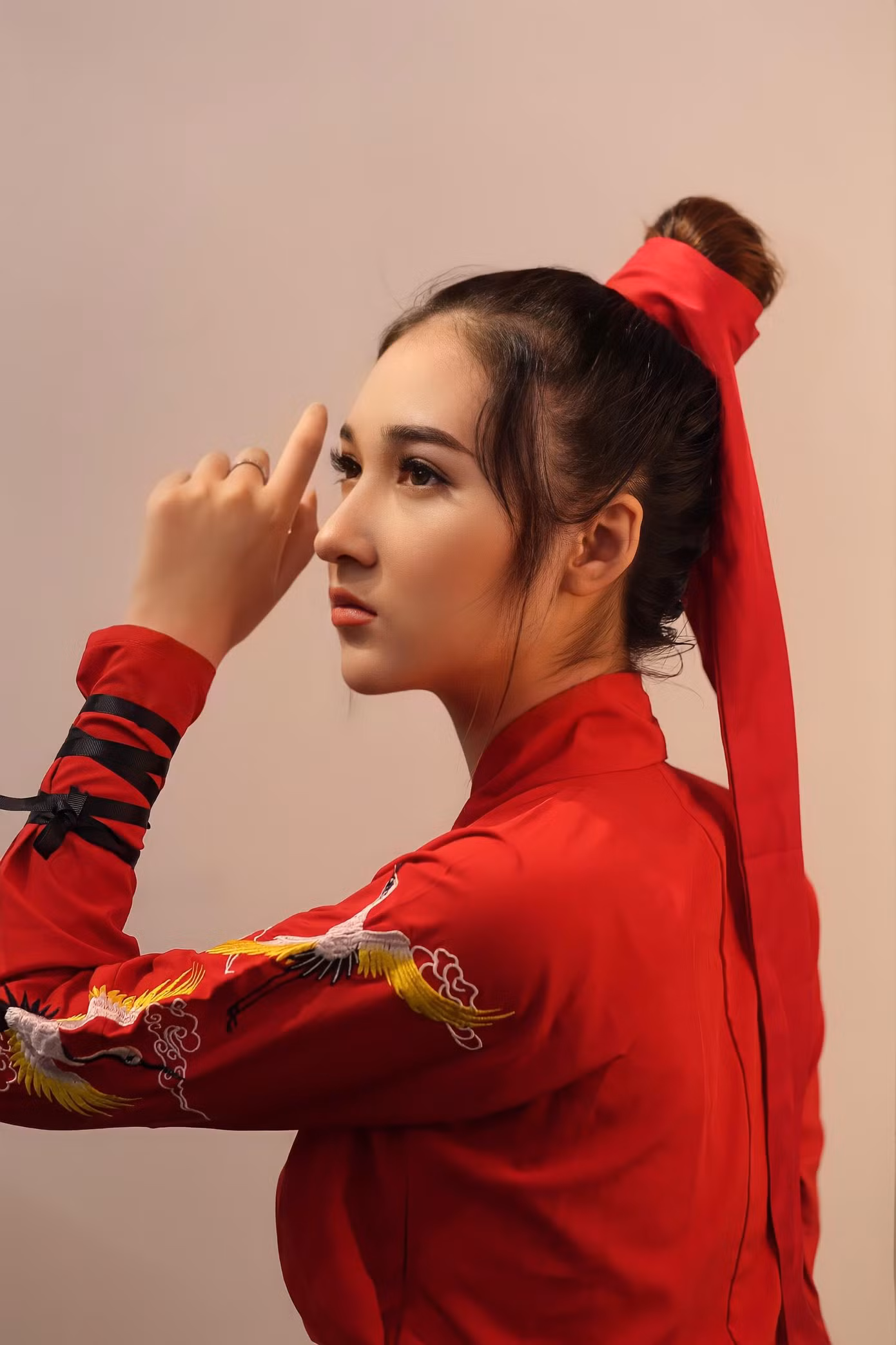 Với chiều cao nổi bật 1m70, vóc dáng cân đối và vẻ đẹp lai tây, Hạ Linh đã bén duyên với nghệ thuật.