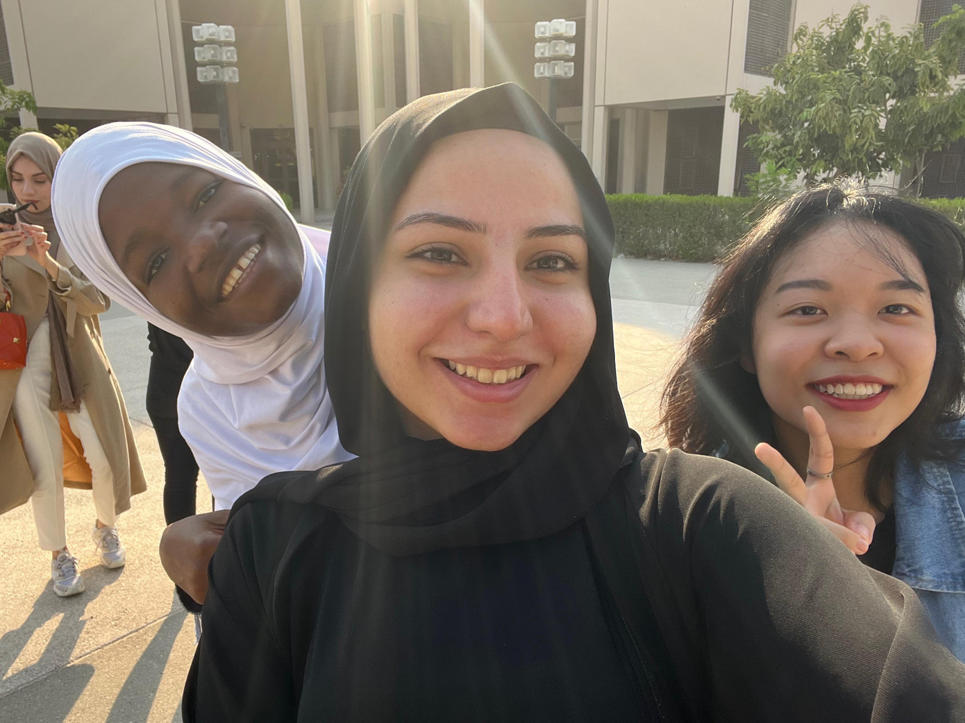 Ngọc Hương và bạn cùng lớp.