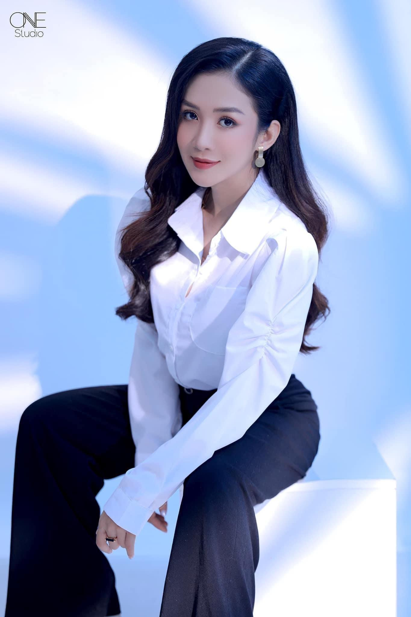 Hot girl Phú Yên đang từng bước hiện thực hóa ước mơ trở thành một nữ doanh nhân thành đạt. Hot girl Phú Yên đang từng bước hiện thực hóa ước mơ trở thành một nữ doanh nhân thành đạt.