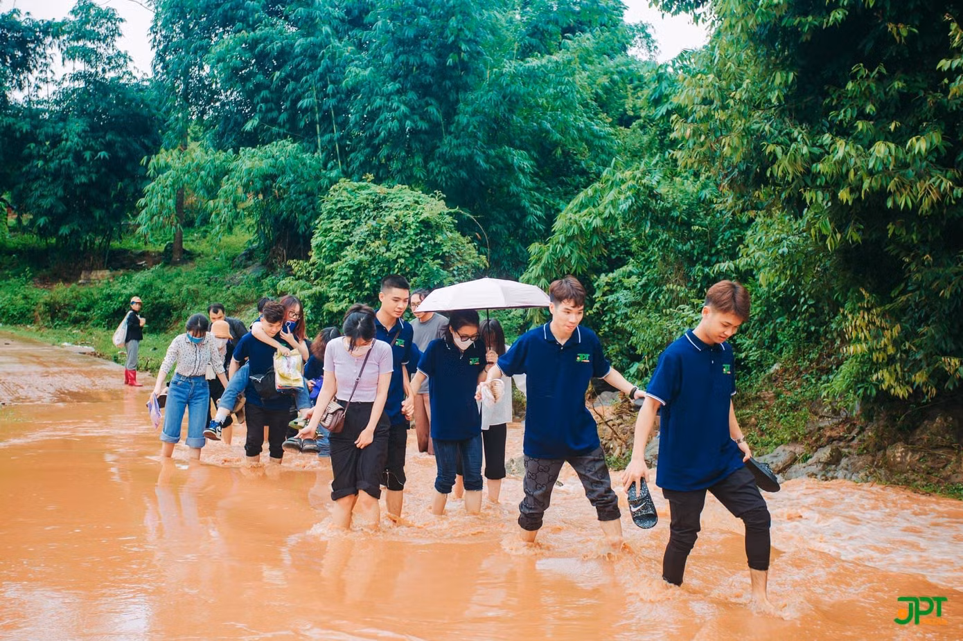Dù điều kiện thời tiết không ủng hộ nhưng JPT Media cùng các đơn vị Kimfly Travel, STN Land, N-H Farm kết hợp cùng Đồn Biên phòng Chiềng Sơn và Huyện đoàn Mộc Châu đến các bản xã Chiềng Sơn từ rất sớm để tổ chức chương trình "Trung Thu cho em 2022".