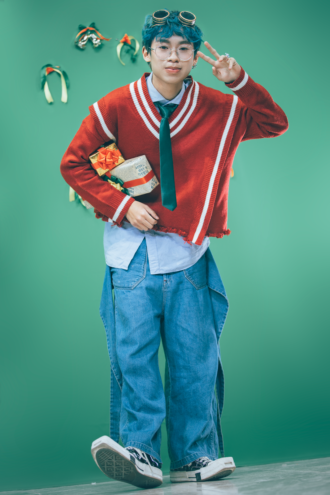 Những chiếc áo gile len chính là gợi ý tuyệt vời trong mùa giáng sinh khi vừa đảm bảo tính thời trang sang chảnh, mà vẫn có khả năng giữ ấm tuyệt vời. Các chàng chỉ cần mix với một chiếc áo sơ mi bên trong thì không cần phải lo lắng đến hình ảnh của bản thân nữa đâu nhé - vì cách mix này sẽ giúp chàng ghi điểm trong mắt người đối diện rồi.