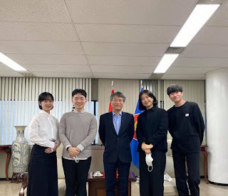 Tuấn Jeon (người thứ 2 từ trái qua) và nhóm Xin chào Kimchi đến thăm Đại sứ quán Việt Nam tại Hàn Quốc. (Ảnh: NVCC)