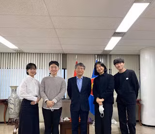 Tuấn Jeon (người thứ 2 từ trái qua) và nhóm Xin chào Kimchi đến thăm Đại sứ quán Việt Nam tại Hàn Quốc. (Ảnh: NVCC)