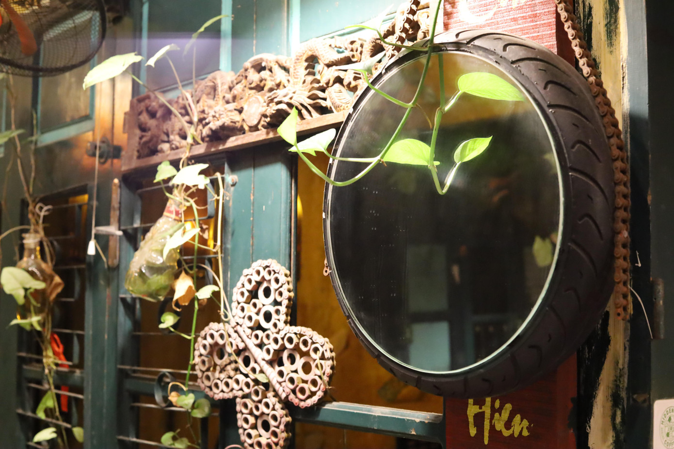 Lốp xe ô tô được chế tạo thành chiếc gương soi.