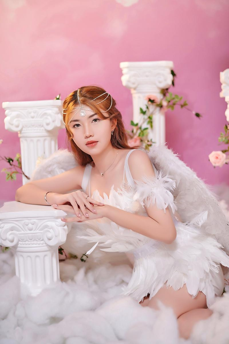 Từng là một cựu học sinh chuyên về logic, cần sự nghiêm túc và quyết đoán, nhưng Minh Thư lại mang trong mình tình yêu đặc biệt với nghệ thuật . Từng là một cựu học sinh chuyên về logic, cần sự nghiêm túc và quyết đoán, nhưng Minh Thư lại mang trong mình tình yêu đặc biệt với nghệ thuật .