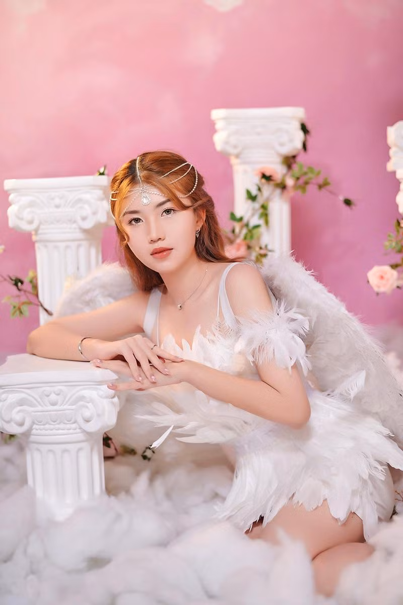 Từng là một cựu học sinh chuyên về logic, cần sự nghiêm túc và quyết đoán, nhưng Minh Thư lại mang trong mình tình yêu đặc biệt với nghệ thuật .