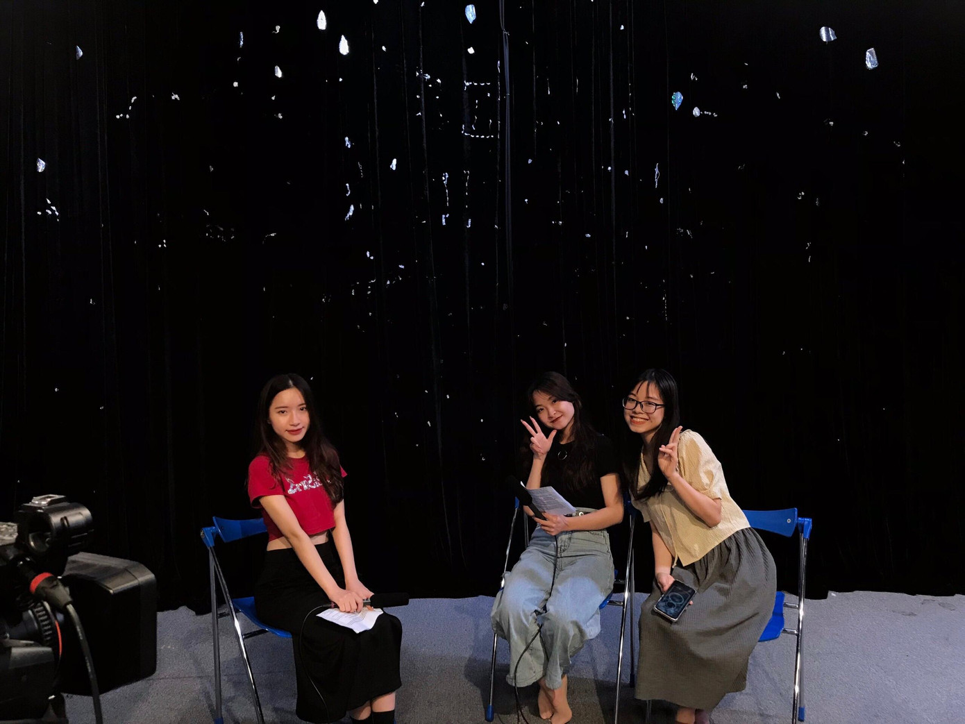 Cô MC xinh xắn của Câu lạc bộ Phát thanh Sóng trẻ - Học viện Báo chí và Tuyên truyền. Cô MC xinh xắn của Câu lạc bộ Phát thanh Sóng trẻ - Học viện Báo chí và Tuyên truyền.