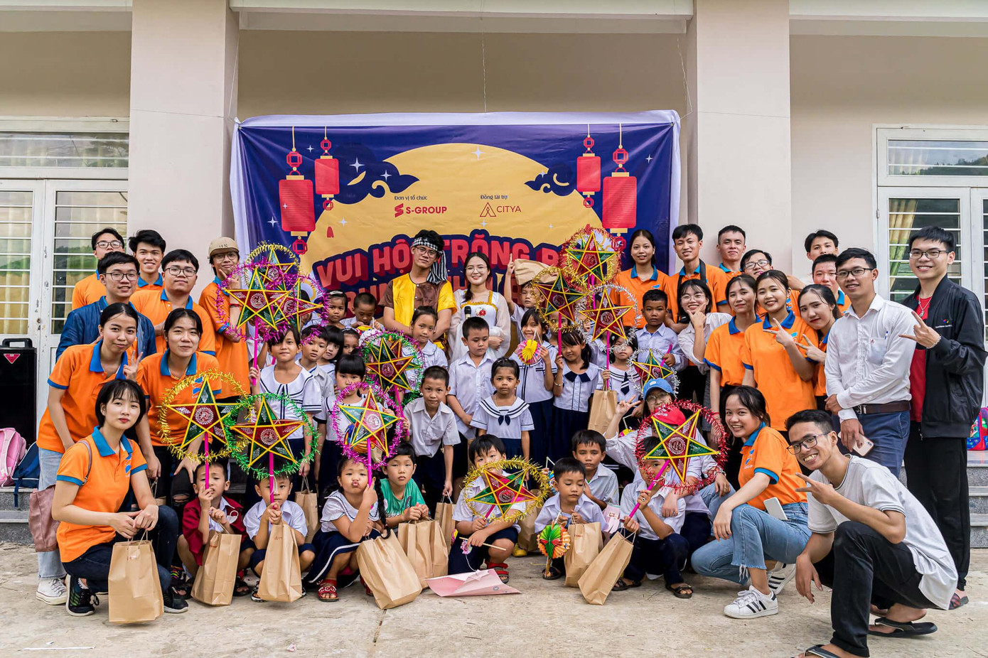 Minh Hoàng cùng các thành viên S-Group tại chương trình Trung thu dành cho các em nhỏ tại điểm trường Tiểu học Hoà Bắc, huyện Hoà Vang, TP. Đà Nẵng. Minh Hoàng cùng các thành viên S-Group tại chương trình Trung thu dành cho các em nhỏ tại điểm trường Tiểu học Hoà Bắc, huyện Hoà Vang, TP. Đà Nẵng.