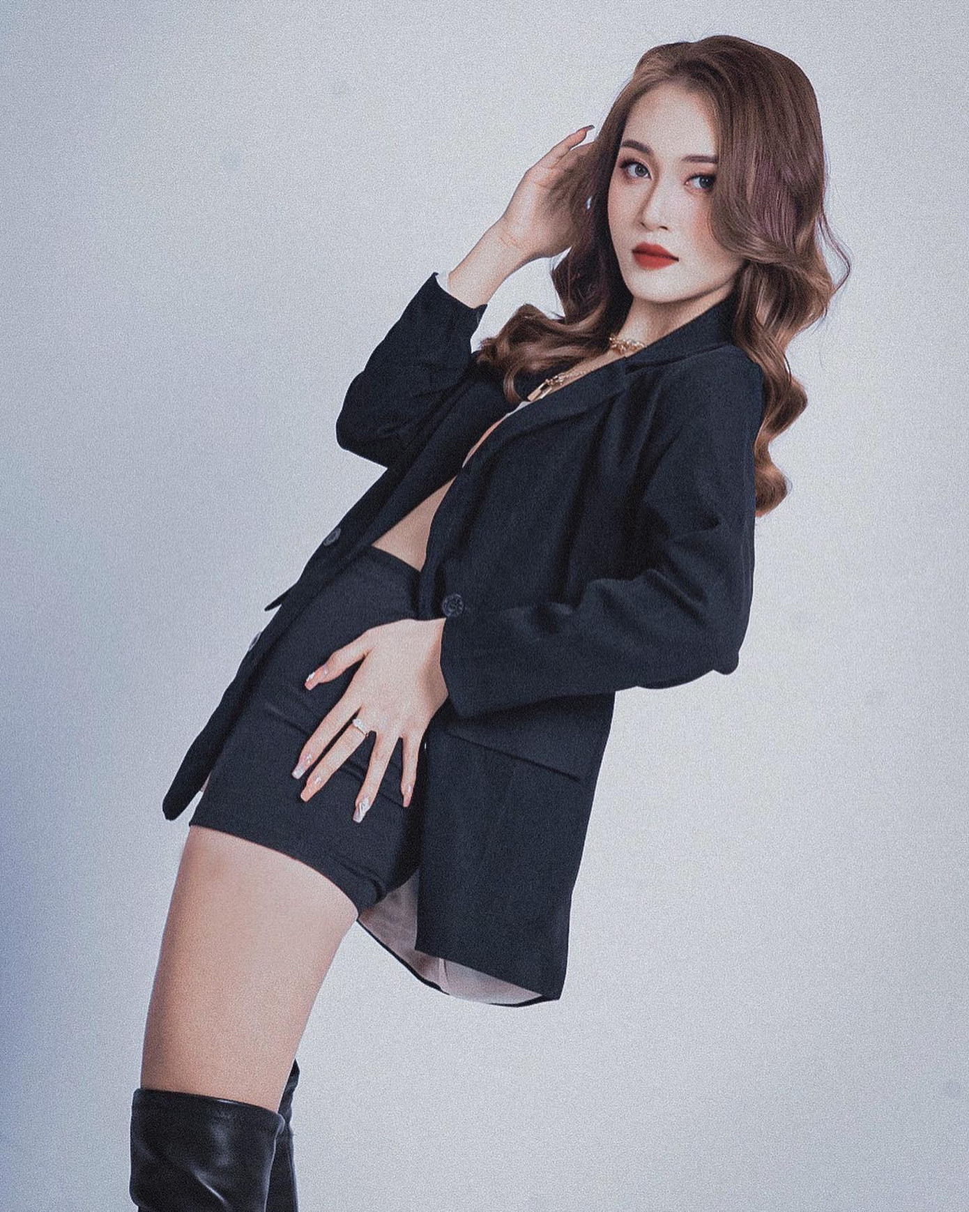 Lê Nguyễn Hà Anh (sinh năm 2001) hiện là sinh viên năm thứ 4, Khoa Diễn, Trường Đại học Sân khấu và Điện ảnh Hà Nội.