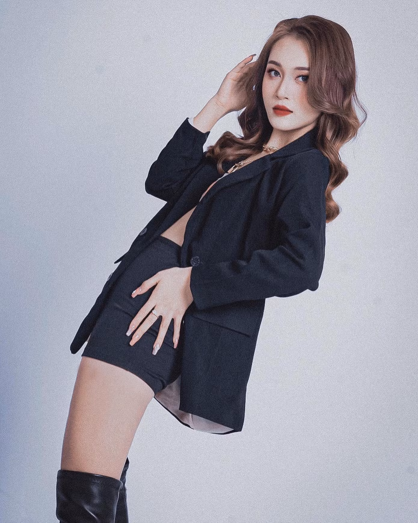 Lê Nguyễn Hà Anh (sinh năm 2001) hiện là sinh viên năm thứ 4, Khoa Diễn, Trường Đại học Sân khấu và Điện ảnh Hà Nội.