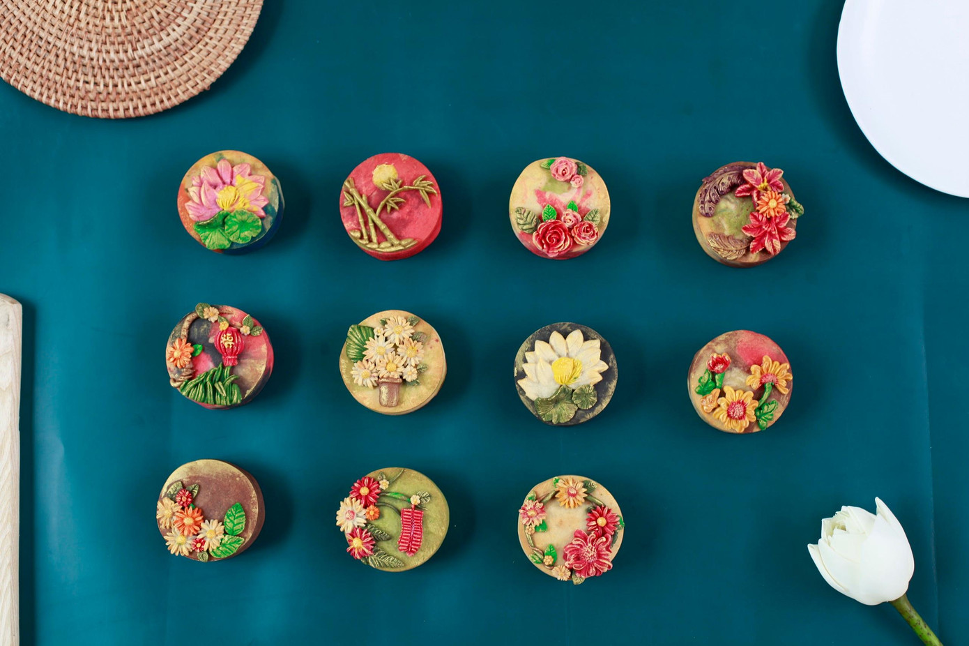 Bánh Trung thu hiện đại có giá thành cao, phù hợp làm quà biếu, tặng (Ảnh: Thu Hương)