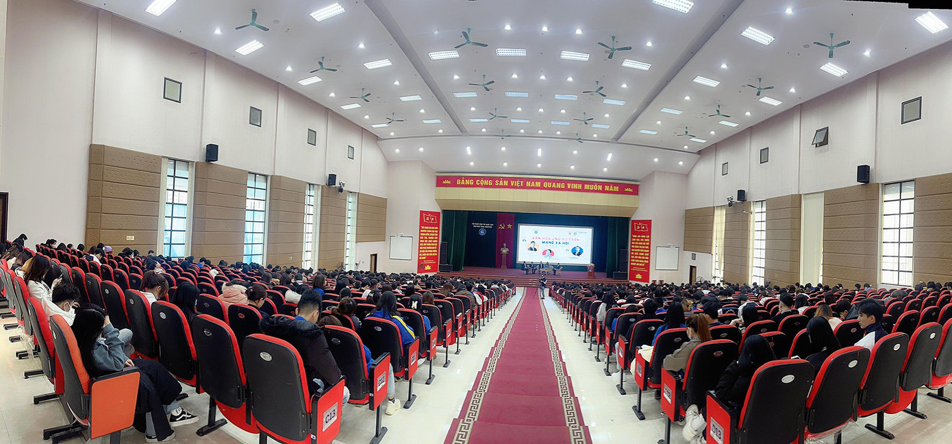 Hơn 1.000 sinh viên là cán bộ Đoàn – Hội chủ chốt đã tham dự chương trình. Hơn 1.000 sinh viên là cán bộ Đoàn – Hội chủ chốt đã tham dự chương trình.