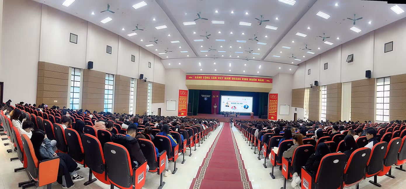 Hơn 1.000 sinh viên là cán bộ Đoàn – Hội chủ chốt đã tham dự chương trình.