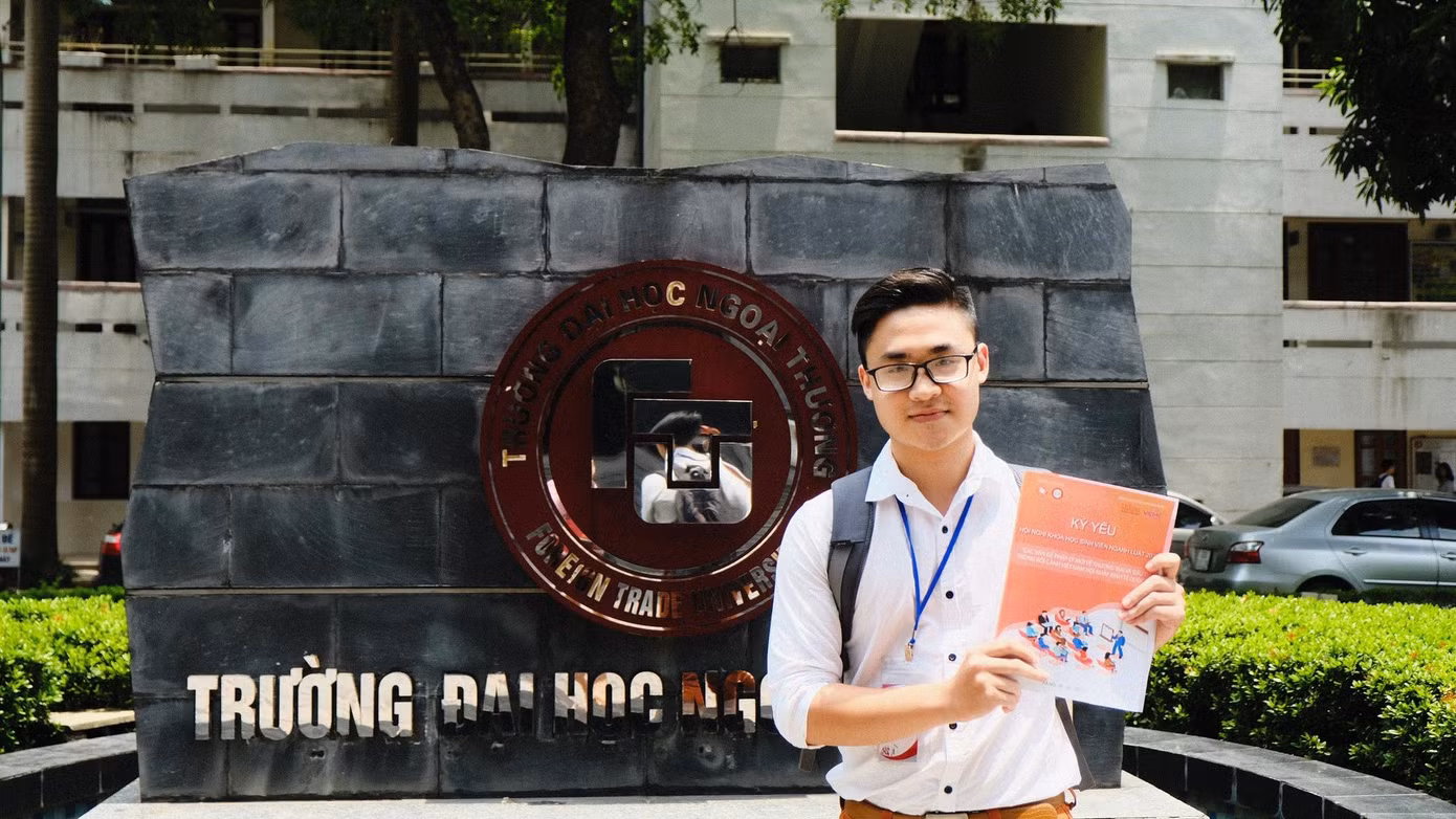 Việt Anh đã có những thành tích nhất định trong thời sinh viên, trong đó có học tập, nghiên cứu khoa học và các hoạt động xã hội, cống hiến cho cộng đồng.