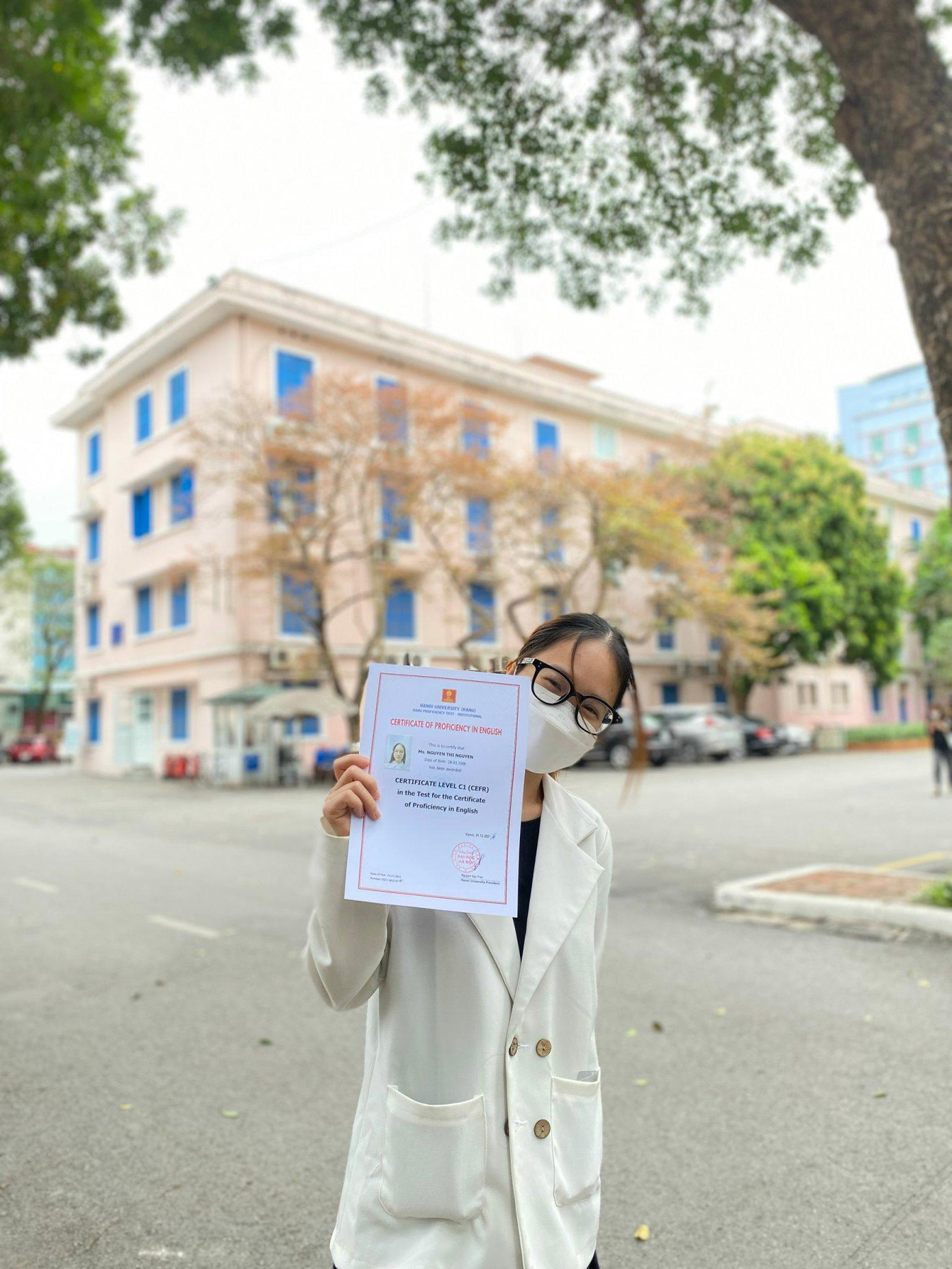 Mới đây cô nàng đã chinh phục được chứng chỉ C1 tiếng Anh. Mới đây cô nàng đã chinh phục được chứng chỉ C1 tiếng Anh.