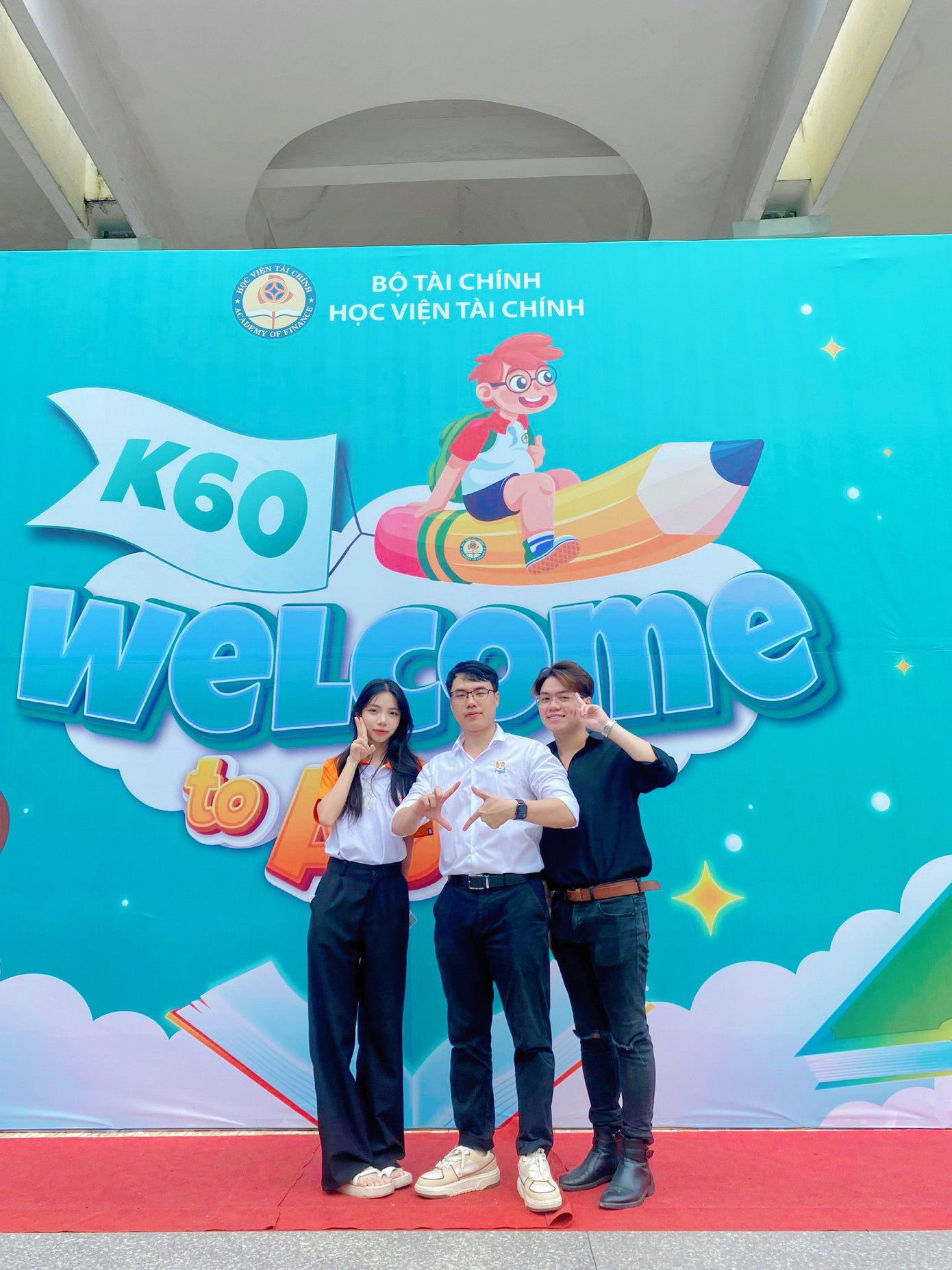 Việt Hưng (ngoài cùng bên phải) tham gia AOF Tour chào tân sinh viên K60. Việt Hưng (ngoài cùng bên phải) tham gia AOF Tour chào tân sinh viên K60.