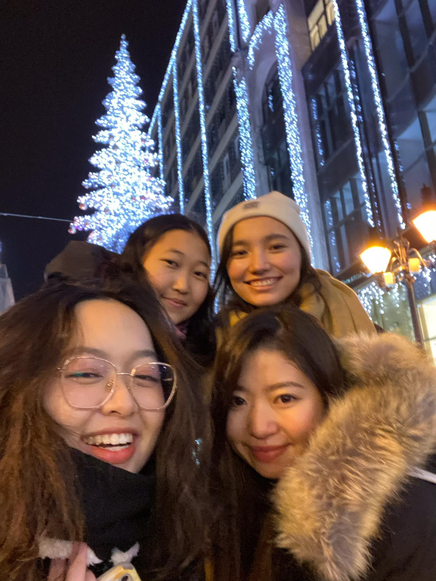 Trang từng rất mệt mỏi và áp lực nhưng cô đã vượt qua nhờ những người bạn. Trang từng rất mệt mỏi và áp lực nhưng cô đã vượt qua nhờ những người bạn.