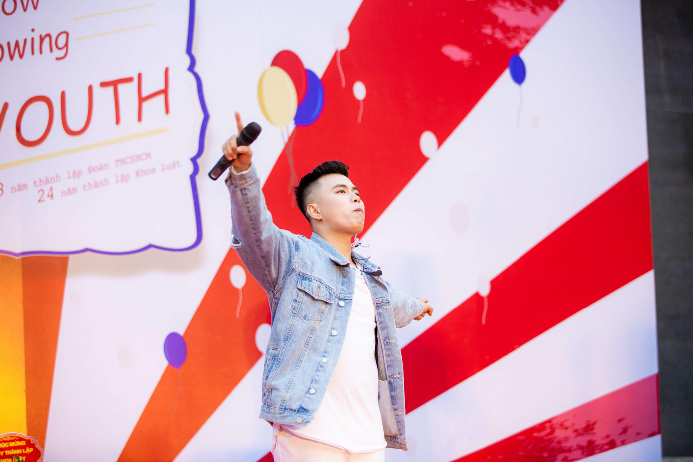 Nguyễn Trọng Sơn - nam sinh ngành Luật với niềm đam mê nghệ thuật bất tận. Nguyễn Trọng Sơn - nam sinh ngành Luật với niềm đam mê nghệ thuật bất tận.