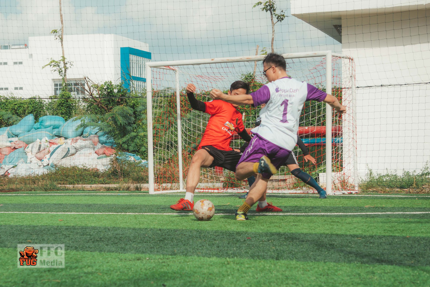 Bóng đá là một môn thể thao giúp Quang Huy khỏe mạnh, dẻo dai hơn qua thói quen chơi bóng hàng tuần, giúp mình kết nối với bạn bè và có những khoảng thời gian giải trí, xả stress sau những giờ học tập, làm việc. Bóng đá là một môn thể thao giúp Quang Huy khỏe mạnh, dẻo dai hơn qua thói quen chơi bóng hàng tuần, giúp mình kết nối với bạn bè và có những khoảng thời gian giải trí, xả stress sau những giờ học tập, làm việc.