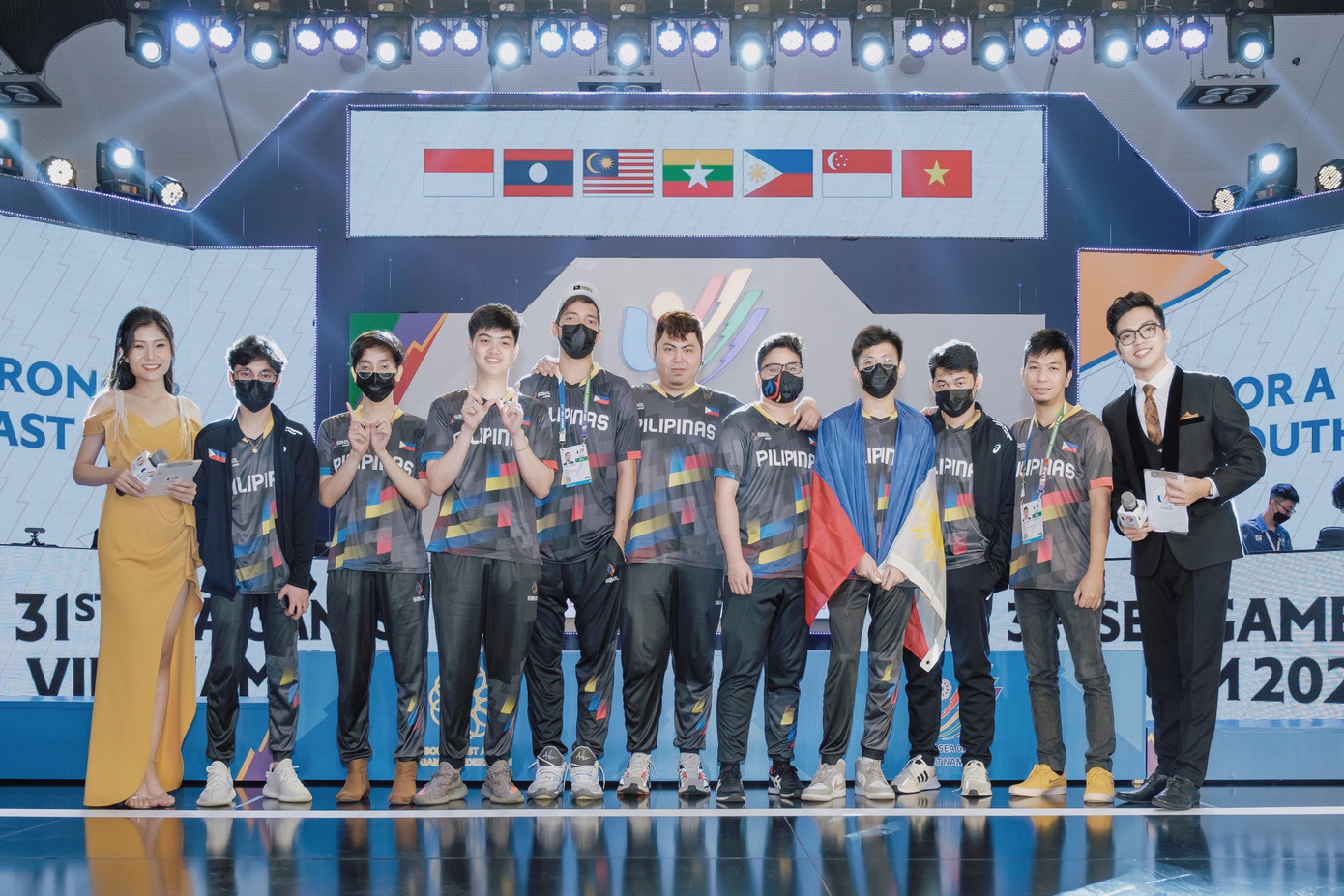 MC song ngữ Xuân Hiếu và MC Khánh An chụp ảnh cùng đội tuyển HCV Philippines.