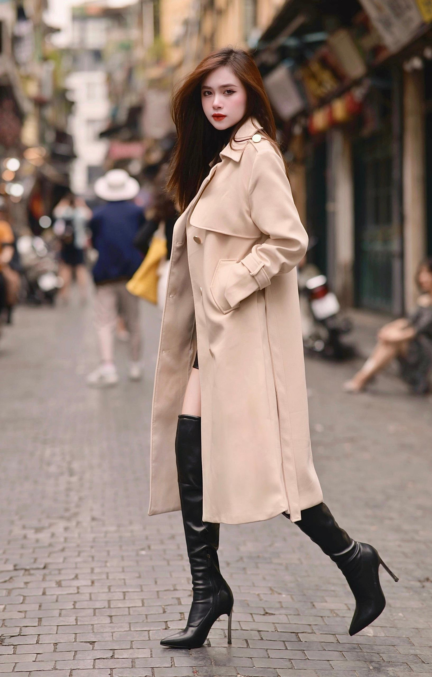 Với niềm đam mê lớn dành cho đồ hoạ và ảnh nghệ thuật, sau khi trải qua nhiều khó khăn, cùng sự cố gắng, Hồng Nhung đã thành công chinh phục nghề khi chỉ 19 tuổi.