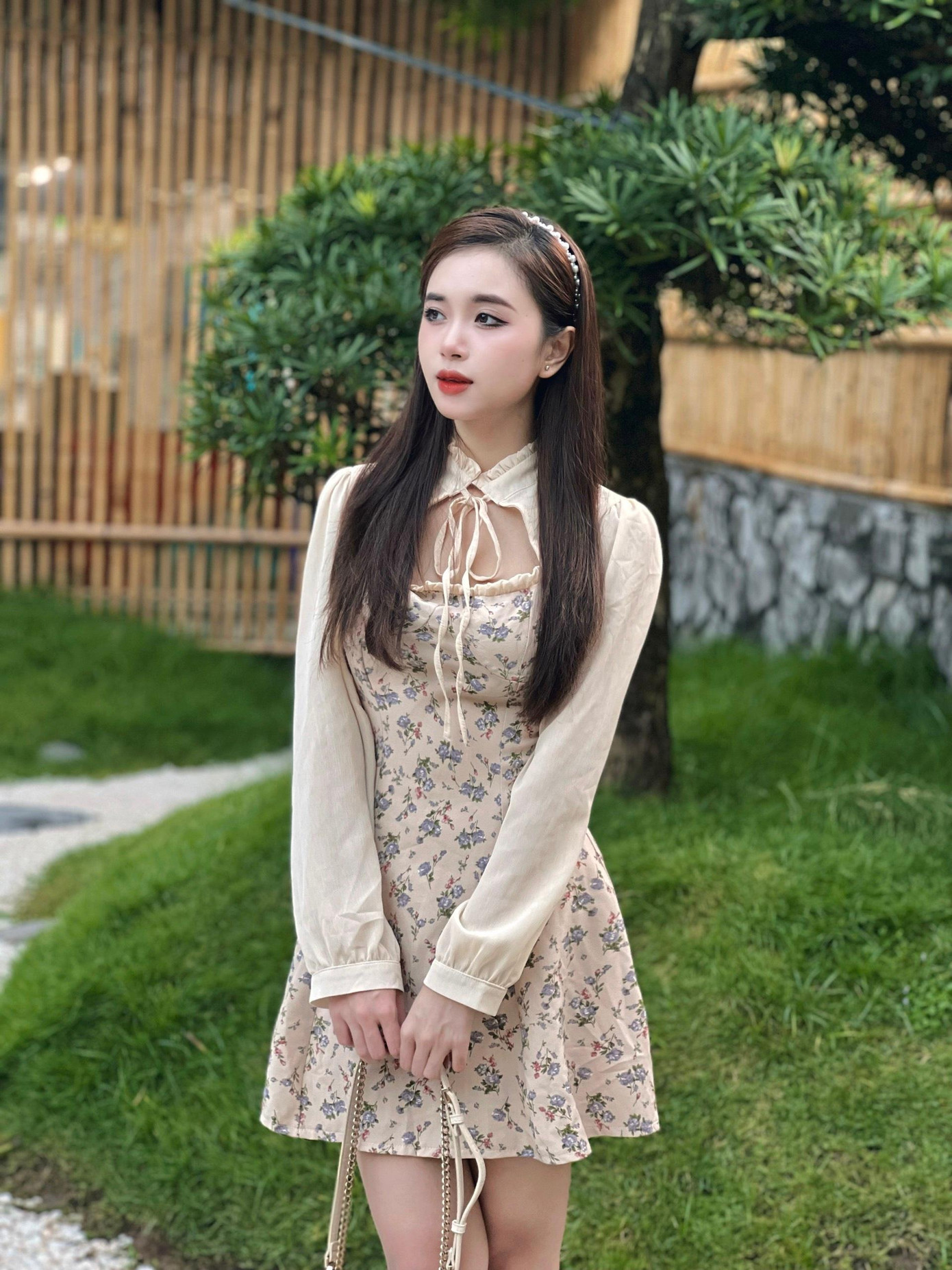 Hiện, Hồng Nhung cũng đang xây dựng một kênh thời trang riêng cho bản thân và chinh phục những thử thách mới.