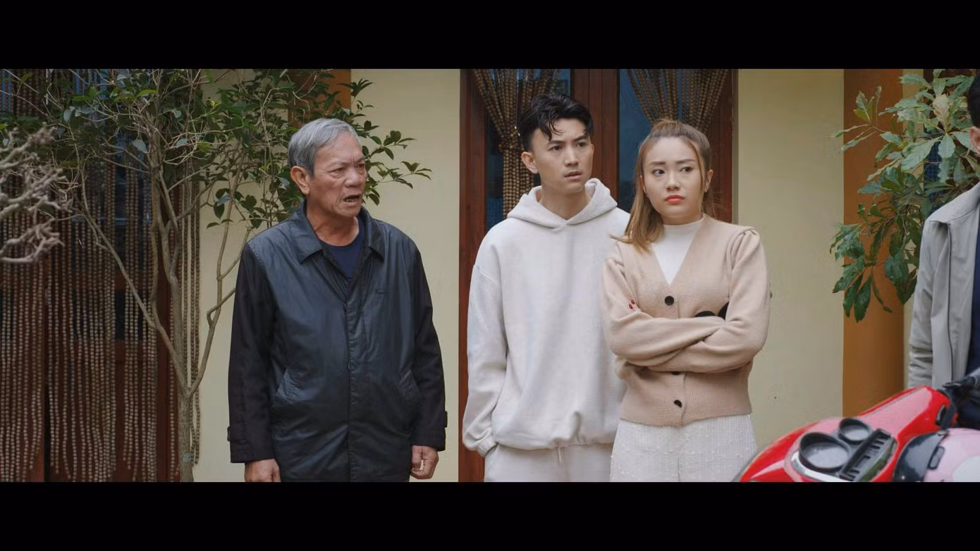Vợ chồng em út Danh – Tuyết do diễn viên Anh Vũ và Kiều My thể hiện. Vợ chồng em út Danh – Tuyết do diễn viên Anh Vũ và Kiều My thể hiện.