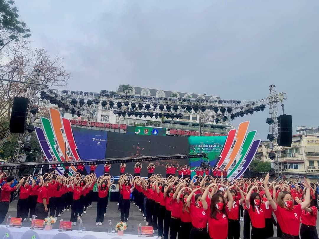 Cúc tham gia một tiết mục nhảy đồng diễn cùng các thành viên trong hội Thanh niên vận động hiến máu Hà Nội.