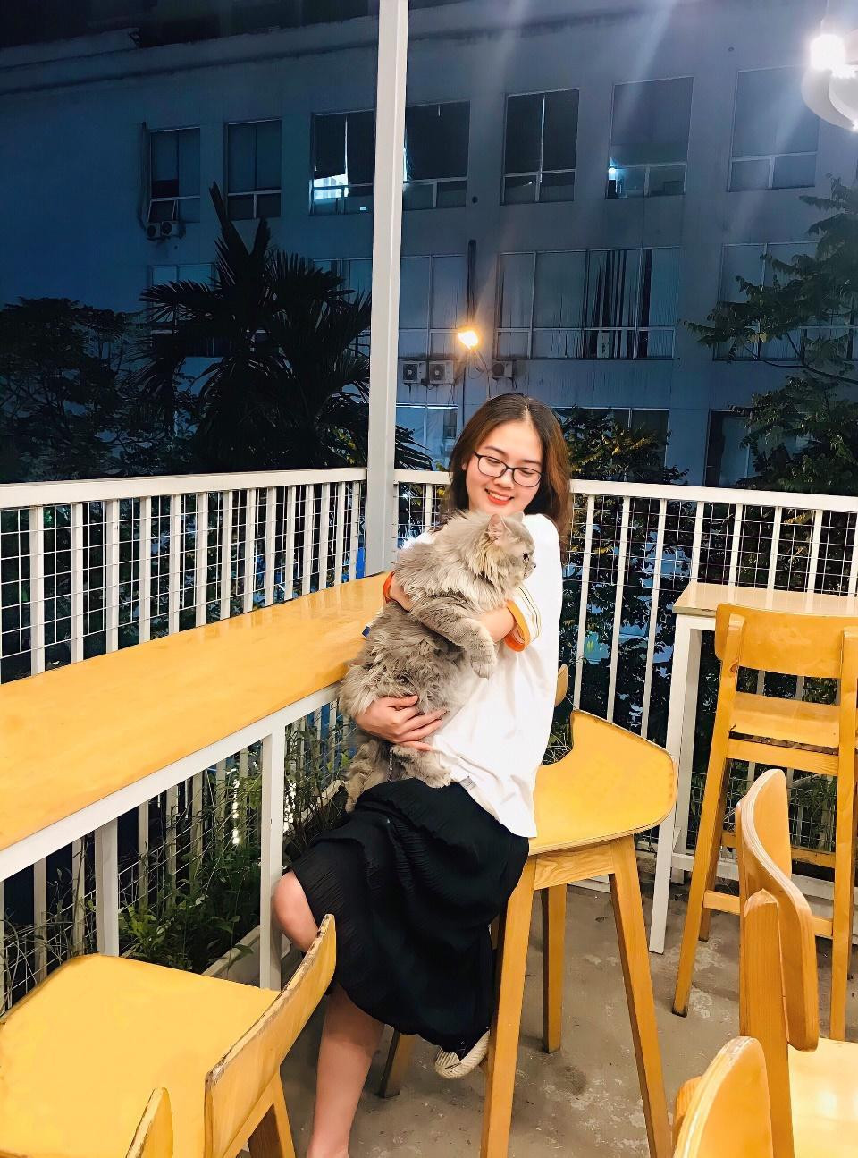 Với tinh thần ham học hỏi, tìm tòi và nghiên cứu Thu Trang luôn chủ động khai thác thêm kiến thức liên quan đến chuyên ngành học trong và ngoài trường.