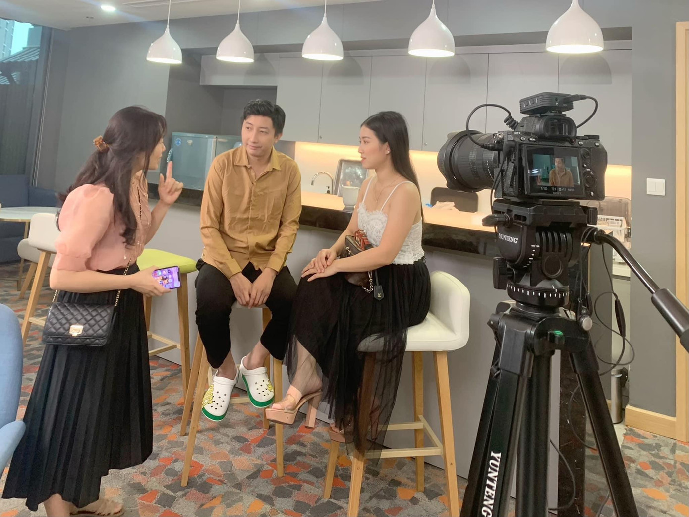 Tất Đông đóng vai Phi Hùng trong phim sitcom Công Sở.