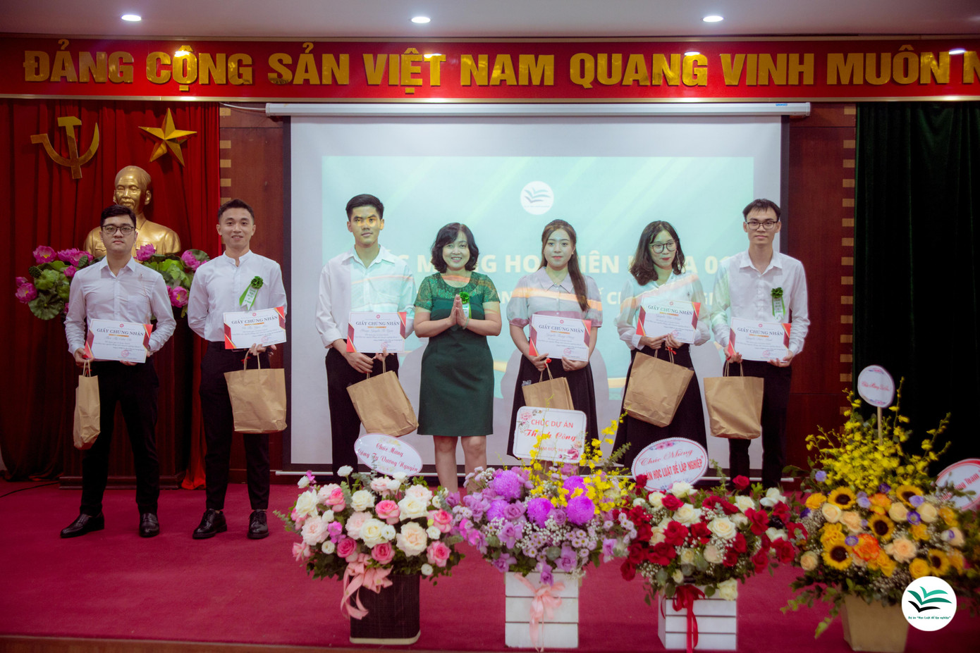 Các học viên đầu tiên nhận giấy chứng nhận hoàn thành khóa đào tạo. Các học viên đầu tiên nhận giấy chứng nhận hoàn thành khóa đào tạo.