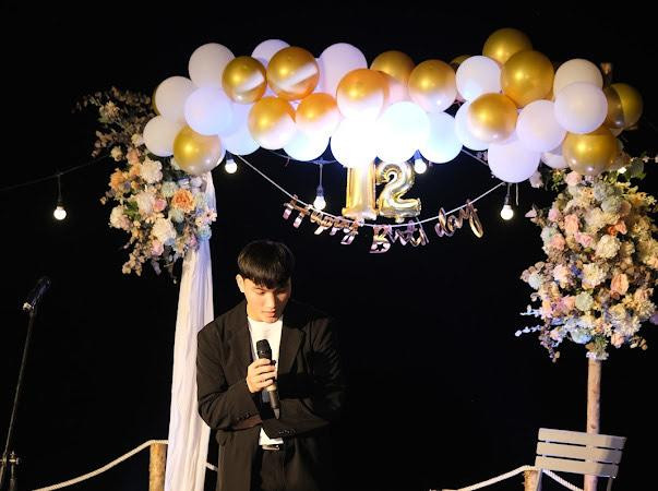 Thành Công trong buổi chụp kỷ yếu cuối cấp 3 cùng lớp. Thành Công trong buổi chụp kỷ yếu cuối cấp 3 cùng lớp.