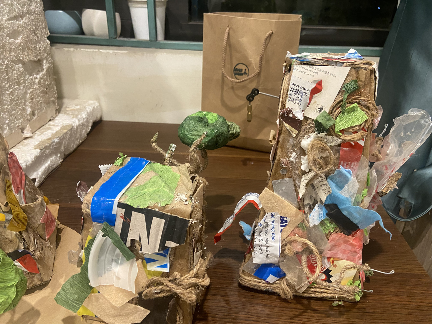 Những ngôi nhà rác được làm từ “rác”. Những ngôi nhà rác được làm từ “rác”.