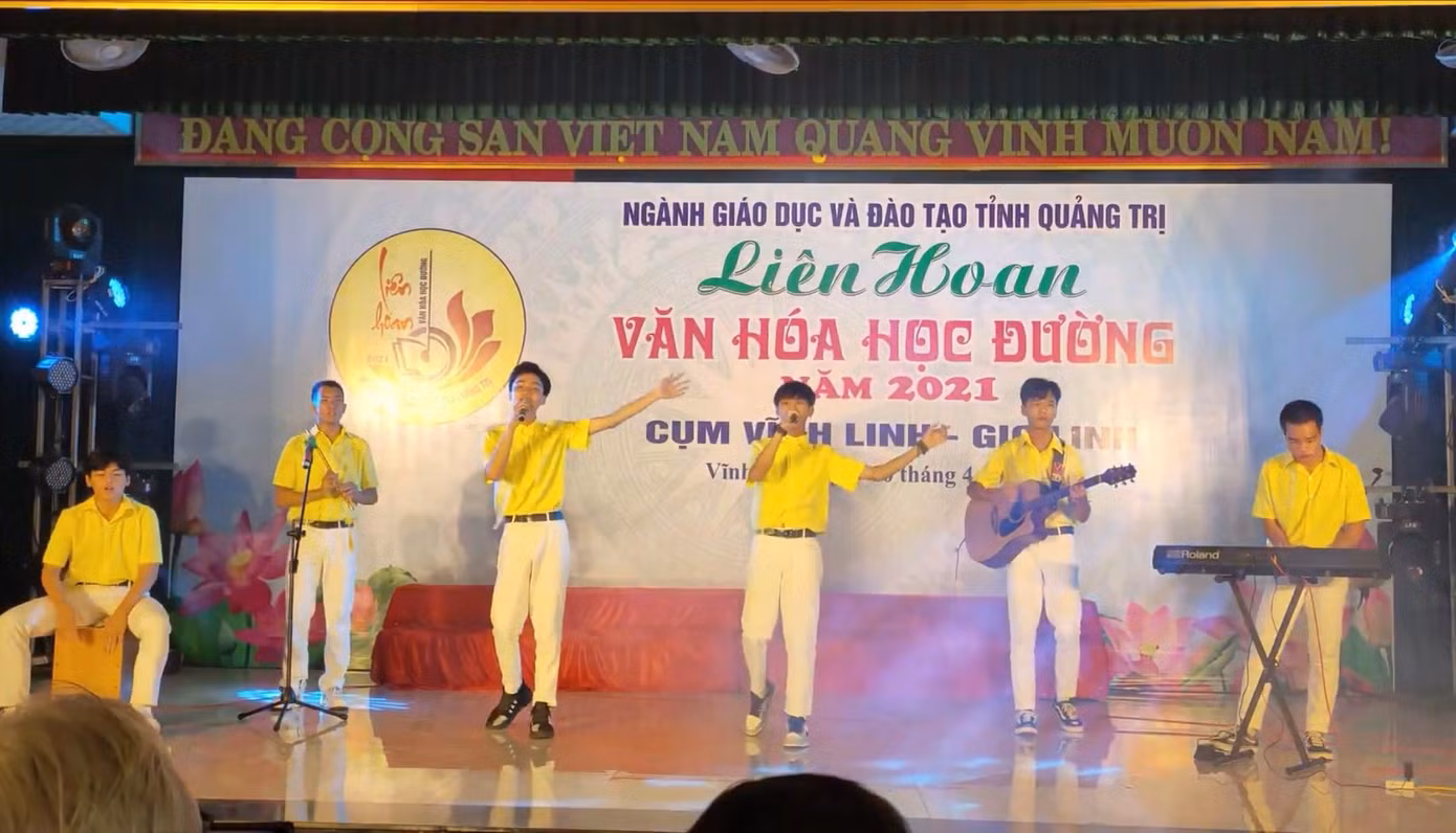 Thế Nhân và bạn diễn với ca khúc “Nhớ mãi tuổi thanh xuân” do chính mình sáng tác.