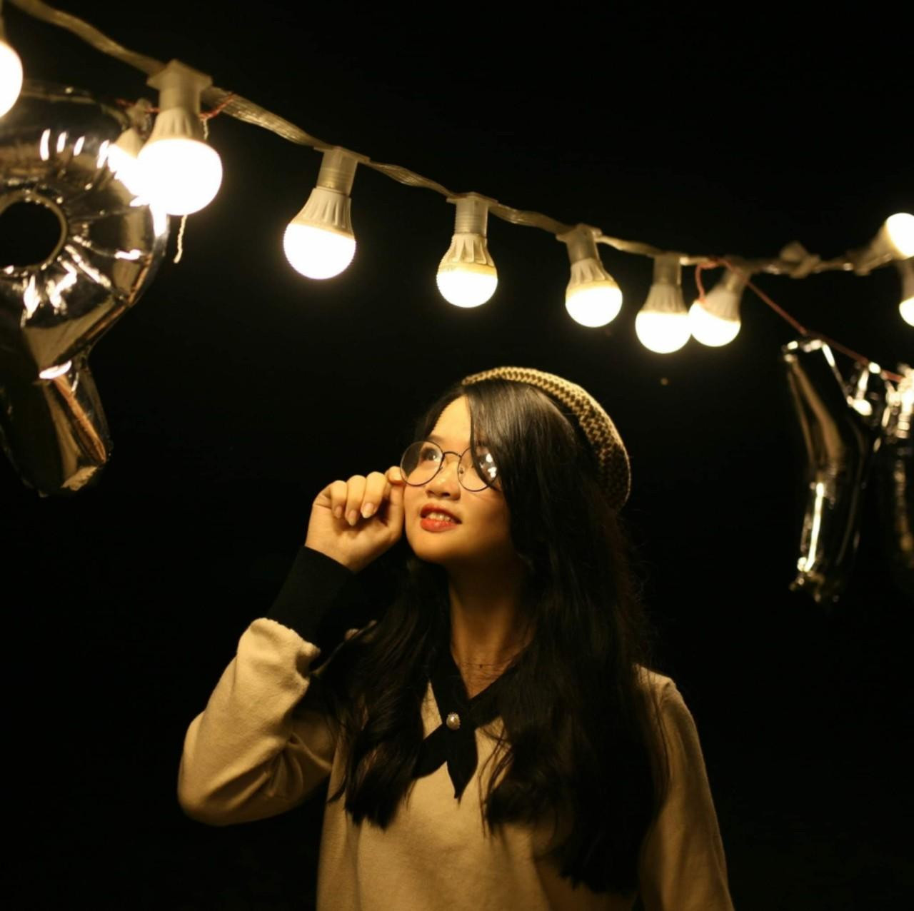 Bùi Khánh Huyền (sinh năm 2001) đến từ Nam Định, đang là sinh viện năm 3 Trường Đại hoc Công nghệ, Đại học Quốc gia Hà Nội. Bùi Khánh Huyền (sinh năm 2001) đến từ Nam Định, đang là sinh viện năm 3 Trường Đại hoc Công nghệ, Đại học Quốc gia Hà Nội.