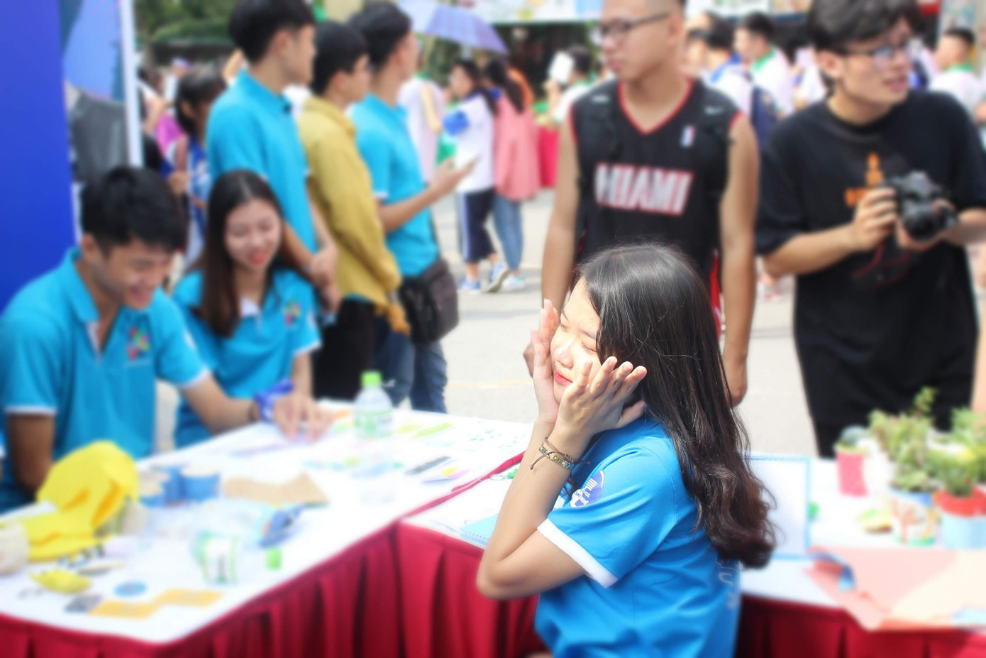 Không chỉ tích cực trong học tập, Khánh Huyền luôn chủ động tham gia các hoạt động Đoàn - Hội. Không chỉ tích cực trong học tập, Khánh Huyền luôn chủ động tham gia các hoạt động Đoàn - Hội.