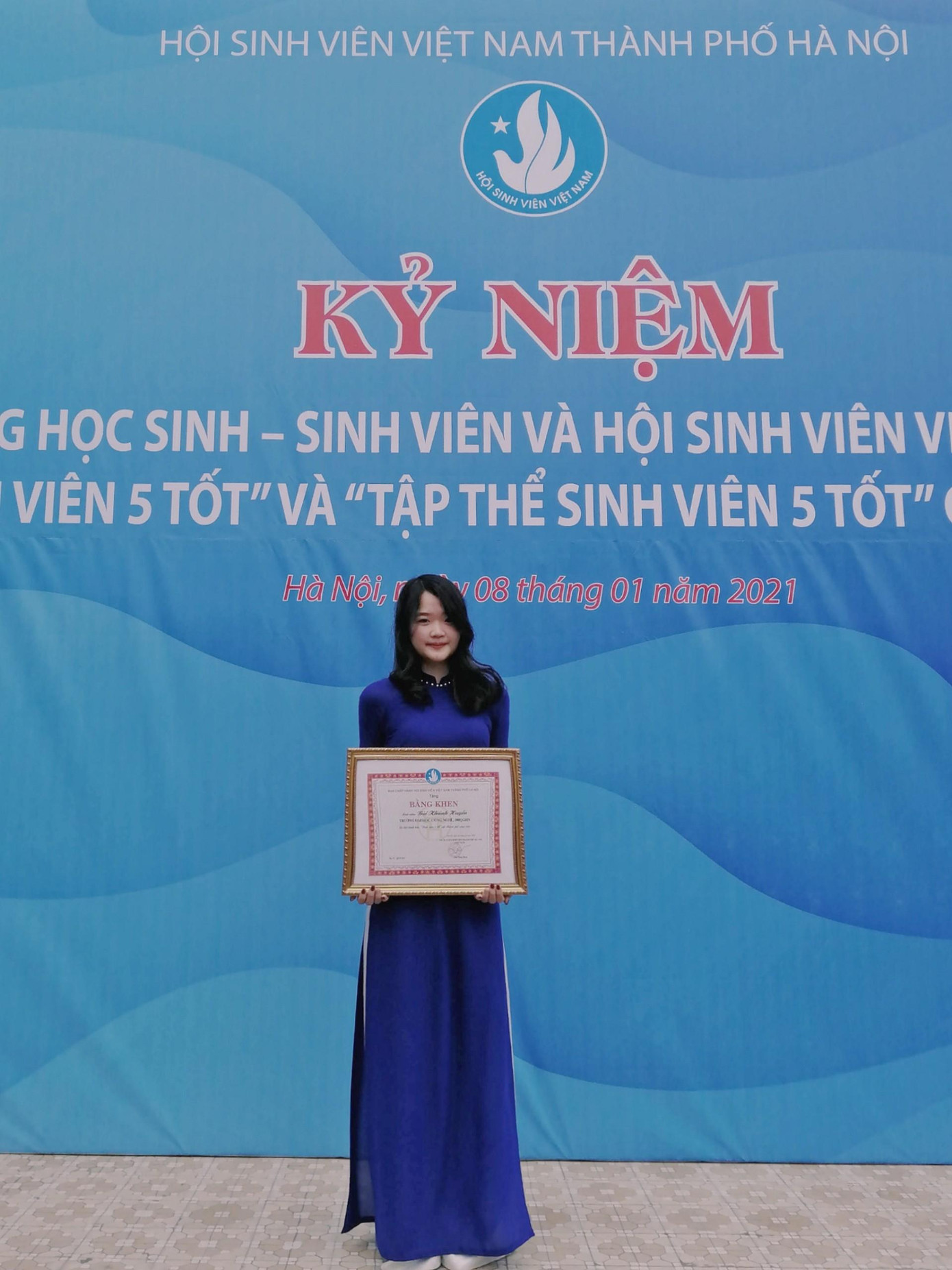 Khánh Huyền nhận bằng khen Sinh viên 5 tốt do Hội Sinh viên Thành phố Hà Nội trao tặng. Khánh Huyền nhận bằng khen Sinh viên 5 tốt do Hội Sinh viên Thành phố Hà Nội trao tặng.