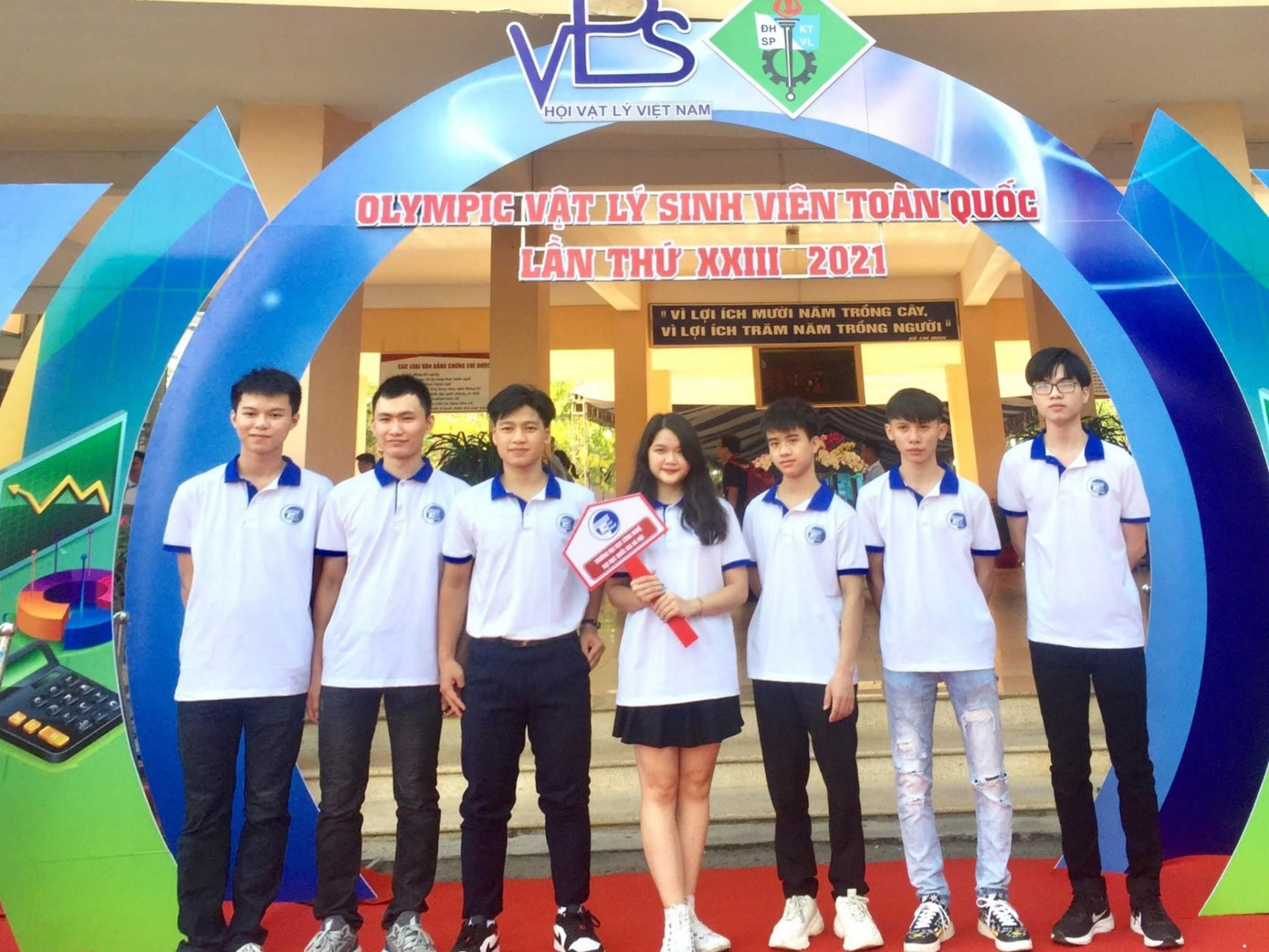 Khánh Huyền cùng các bạn sinh viên trong nhóm tham gia Olympic Vật lý sinh viên toàn quốc lần thứ XXIII 2021. Khánh Huyền cùng các bạn sinh viên trong nhóm tham gia Olympic Vật lý sinh viên toàn quốc lần thứ XXIII 2021.