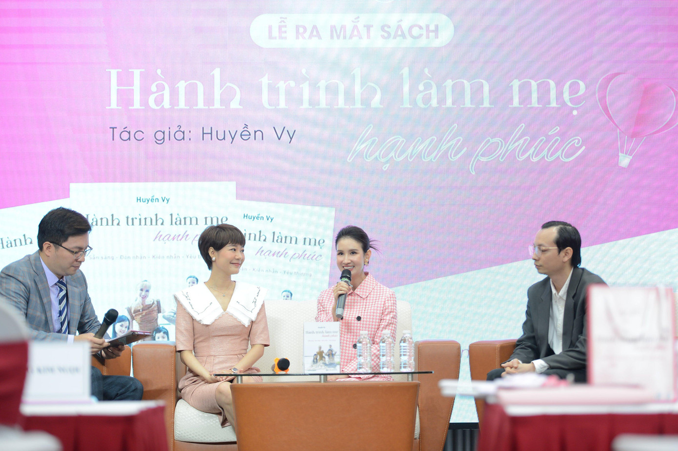 Sáng ngày 10/3/2022, tác giả Huyền Vy đã tổ chức lễ ra mắt sách "Hành trình làm mẹ hạnh phúc". Ảnh: Dương Triều Sáng ngày 10/3/2022, tác giả Huyền Vy đã tổ chức lễ ra mắt sách "Hành trình làm mẹ hạnh phúc". Ảnh: Dương Triều