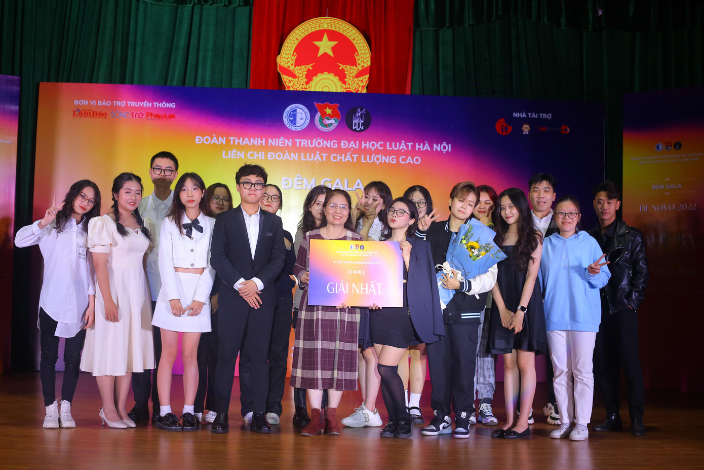 Giải nhất cuộc thi văn nghệ thuộc về tập thể lớp 4730. Giải nhất cuộc thi văn nghệ thuộc về tập thể lớp 4730.