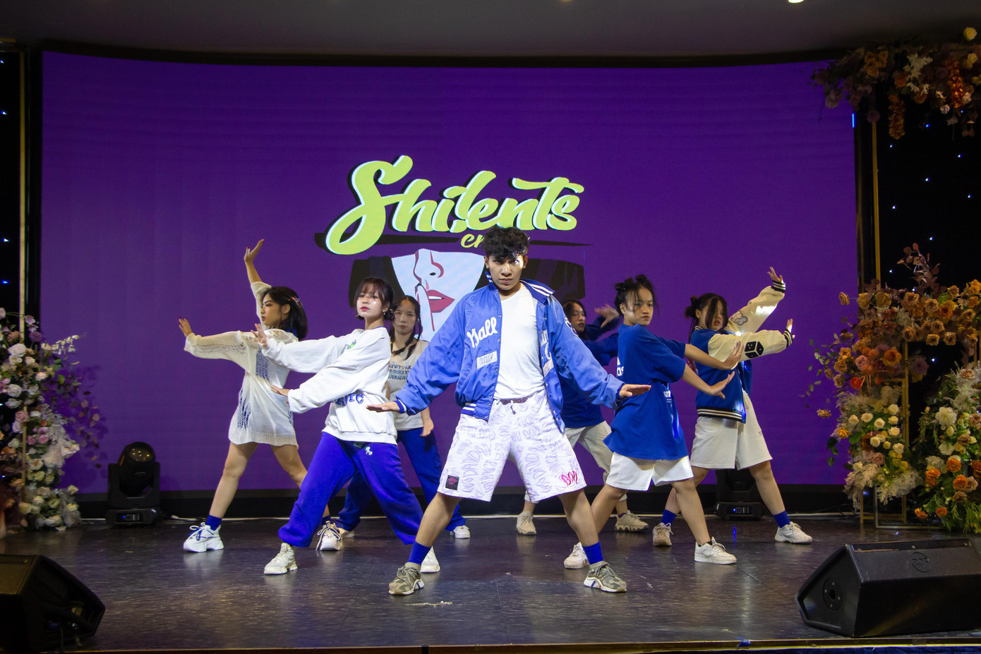 Hình ảnh lineup Sh!lent Crew cùng bài nhảy sôi động.