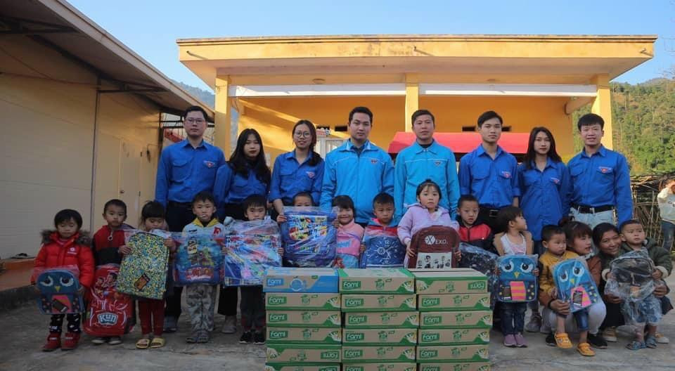 Nhờ tham gia những hoạt động tình nguyện, Quỳnh mới thấu hiểu được ở ngoài kia còn biết bao nhiêu hoàn cảnh khó khăn, đồng cảm với những mảnh đời bất hạnh. Nhờ tham gia những hoạt động tình nguyện, Quỳnh mới thấu hiểu được ở ngoài kia còn biết bao nhiêu hoàn cảnh khó khăn, đồng cảm với những mảnh đời bất hạnh.